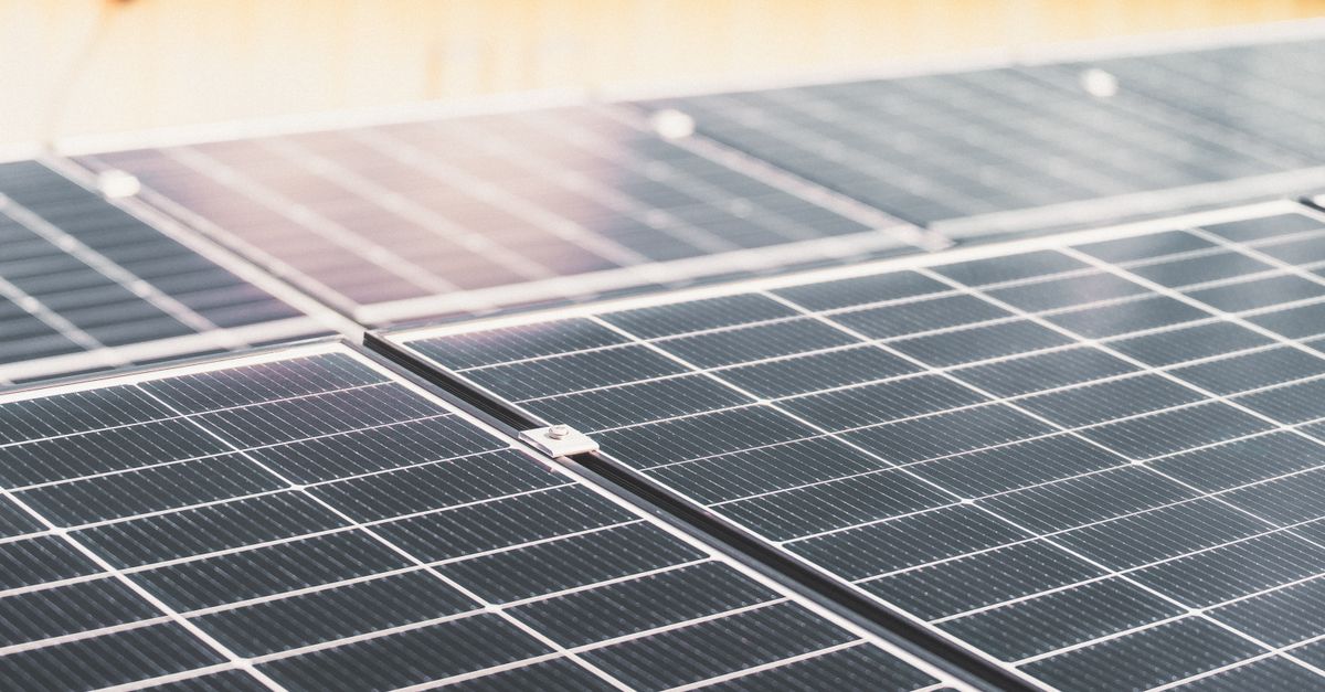 Professional vs DIY Solar Panel Cleaning: Which Should You Choose?